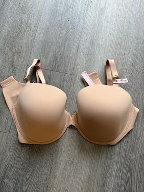 Smooth lightly lined plunge Demi bra in tan NWT Victoria’s Secret